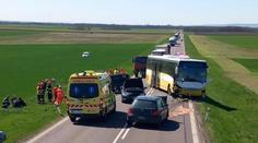 Na Znojemsku se srazil autobus a tři auta. Devět zraněných