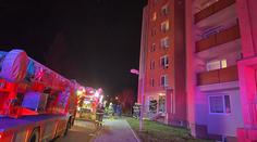 Při explozi bytu v Kopřivnici se zranil muž. Hasiči evakuovali desítky lidí