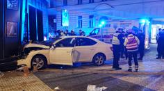 V centru Prahy vjelo auto do lidí. Pět zraněných, řidič dostal záchvat