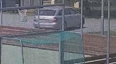 Muž ukradl jinému nastartované auto. Daleko neujel, policie ho vzápětí dopadla