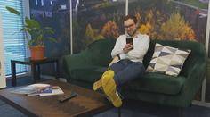 Studie: Stále méně lidí je šťastných. Na vině je moderní doba i sociální sítě