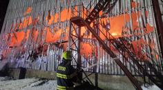Velký požár seníku na Pelhřimovsku. Oheň způsobil škody za desítky milionů