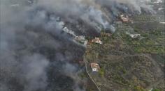 Sopka na ostrově La Palma stále chrlí toxický popel, úřady nařídily lockdown