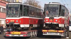 Praha se chlubila darovanými tramvajemi Ukrajině. Lidi naštvalo, co na nich je napsané