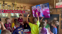 Fandí celé Česko! Malí fotbalisté po gólu Sadílka jásali, nechybí bubny
