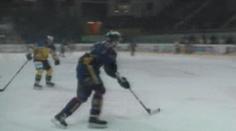VIDEO: ŇOUMA! Při powerplay si dal legrační vlastní gól