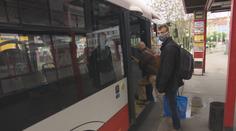 S rouškami, či bez? Lidé je sundali, hygienici vyřizují mraky přestupků