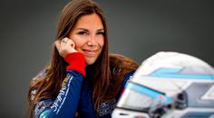 Fotky v bikinách mi neubližují, říká sexy závodnice. Chce šéfovat celému motorsportu
