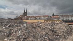 Brno má "novou" atrakci. Po demolici obchoďáku jde krásně vidět Petrov