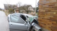 Řidič (28) u Náchoda sešrotoval auto o dům. Nepřežil!