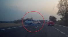 Žena vybrzdila dodávku na D10 v levém pruhu! Nikdo neví proč