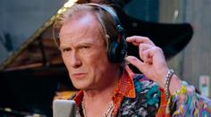 Bill Nighy slaví 75. narozeniny. Na Lásku nebeskou se na Nově můžete těšit i letos