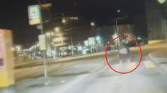 Muž ukázal strážníkům zadek! Prý neví, jak to v Brně chodí. VIDEO
