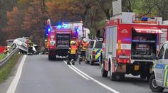 Tragická nehoda na Vsetínsku. Po střetu s kamionem zemřeli dva lidé