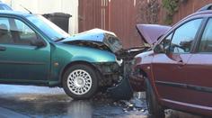 Čelní srážka po smyku, auto na hraně řeky! Ledovka hrozí i v dalších dnech