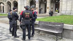 V okolí právnické fakulty v Praze zasahovala policie. Hledala ozbrojeného muže
