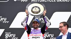 Zarco ve 33 letech vyhrál svůj první závod MotoGP a oslavil to saltem vzad