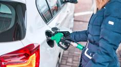Chyba na pumpě rozpoutala šílenství. Benzín za 24 haléřů přilákal davy