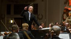 Bizarní koncert filharmonie. Roušky měli i hráči na flétny i lesní rohy