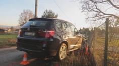 Řidička nezvládla jet rovně a skončila v plotě. Nadýchala 4,6 promile