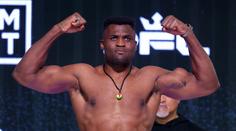 Ngannou při návratu drtivě vyhrál. Pak emotivně vzpomněl na zesnulého syna