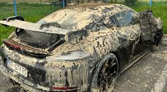 Skoro nové porsche za čtyři miliony leželo tři dny v bahně. Podaří se ho zachránit?
