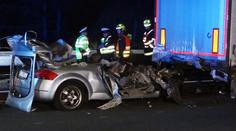 Řidič napasoval auto pod kamion, ve vraku neměl šanci přežít
