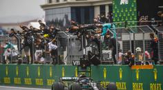 Bottas slaví první letošní vítězství. V čele mistrovství je opět Verstappen