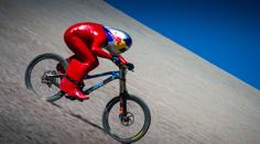 Světový rekord! Cyklista to pustil z kopce šílenou rychlostí