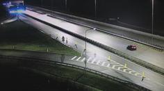 Po D11 u Hradce se prohánělo auto v protisměru. Policie pátrá po řidiči