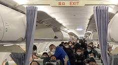 Řídil evakuaci Japonců z Wu-chanu. Teď spáchal úředník sebevraždu