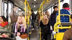 Chlapec dostal v autobuse záchvat. Pomohl mu jediný cestující, ostatní přihlíželi