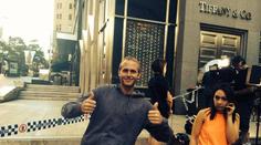 Rukojmí se báli o život, Čech si před kavárnou fotil "vtipné selfie"