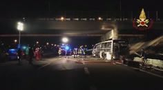 Tělocvikář vynesl žáky z hořícího autobusu, jeho děti uhořely!