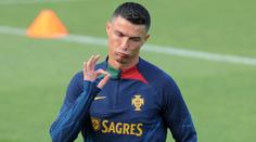Štědrý dárek od Ronalda. Portugalec dal šampionovi UFC hodinky za miliony