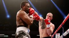 SKANDÁLNÍ PROHRA: Boxer Pála řezal Chisoru, sudí pak divně skončil zápas!