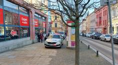 Policisté vyšetřují pád ženy ze střechy obchodního domu. Zraněním podlehla