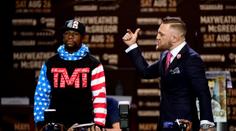 Mayweather a McGregor poprvé v sobě! Conor urážel Floydova otce!