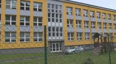 Žák na Sokolovsku napadl učitele při výuce! Shodil ho na zem a zranil