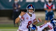 Komický pád! Místo touchdownu se skácel k zemi, pobavil i spoluhráče