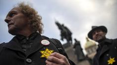 Odpůrci očkování nosí židovskou hvězdu. Trestné to není, tvrdí policie