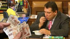 VELKÝ PŘEHLED: Kolik platíme z našich daní politikům a státu? To se budete divit!