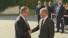 Britský premiér přijel do Německa. Chce se znovu sblížit s EU