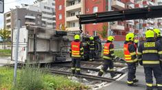 Srážka tramvaje s náklaďákem v Praze. Auto na boku zablokovalo provoz