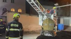 Neobvyklý zásah hasičů: Vyprošťovali ženu, která se zasekla mezi zdmi