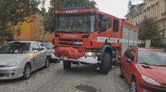 Problémy pro hasiče i popeláře. Řidiči často špatně parkují a blokují průjezd