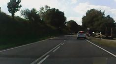 VIDEO: Šofér se na silnici motal jak nudle v bandě! Byl pod obraz
