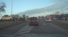 Muž se zákazem řízení ujížděl hlídce, skončil v příkopu