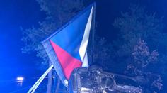 Řidič srazil na dálnici D4 jelena, jeho vůz skončil v billboardu