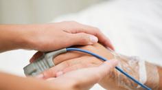 Manželé podlehli covidu-19 jen minutu po sobě, drželi se při tom celou dobu za ruce